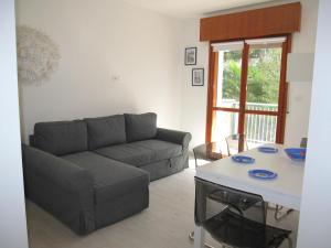 格拉多Appartamento Franco的客厅配有沙发和桌子