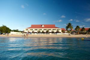 格罗斯岛Mystique St Lucia by Royalton的海滩上一座大型水面建筑