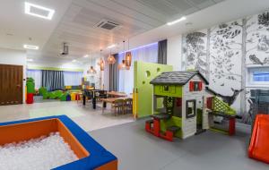 克雷尼察克雷尼察会议＆SPA酒店的游戏室设有玩具屋和桌子