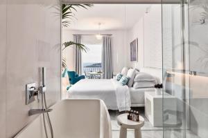 普拉迪斯亚罗斯麦柯尼亚安大使罗莱夏朵酒店的白色的浴室设有床和浴缸。
