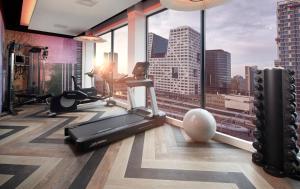 乌得勒支Inntel Hotels Utrecht Centre的享有城市景致的健身房