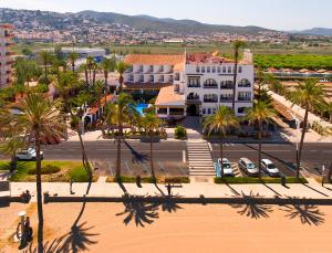 佩尼斯科拉海滨旅馆的享有棕榈树小镇和建筑的空中景致
