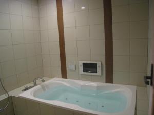 HondenHotel Gem Oyama Adult Only的带浴缸的浴室