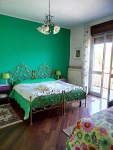 加维Pafati house in Gavi的绿色卧室,配有床和绿色的墙壁