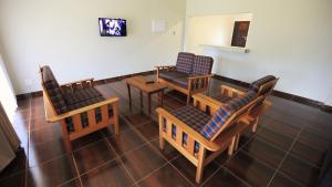 萨比乔克 - 萨比山林小屋的一间设有椅子和桌子的等候室以及一台电视