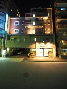东京雷伽多商务酒店的一座建筑,在晚上与大楼同建