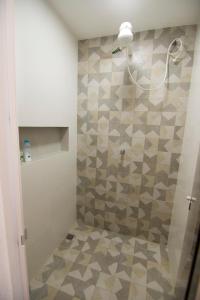 萨尔瓦多Mar à Vista Hostel的带淋浴的浴室,铺有瓷砖地板。