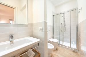 圣玛格丽塔-利古雷La Corallina的白色的浴室设有水槽和淋浴。