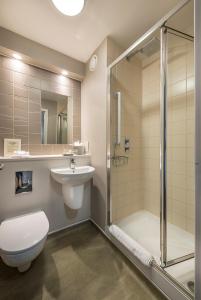 纽伯里洛奇酒店的浴室配有卫生间、盥洗盆和淋浴。