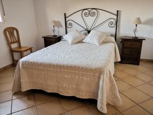 厄尔-汝姆披多Casa Rural Cerca de la Playa El Rompido的一间卧室设有一张大床和两个床头柜
