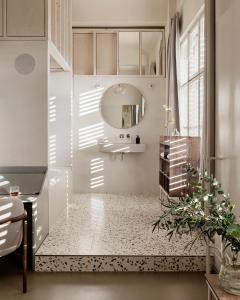 柏林米赫尔伯格酒店的一间带水槽和镜子的浴室