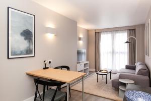 伦敦罗克韦尔东塔桥公寓式酒店的客厅配有沙发和桌子