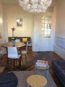 里昂甘贝塔公寓的客厅配有桌椅和吊灯。