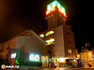 花莲市凯顿商务汽车旅馆的上面有 ⁇ 虹灯标志的建筑