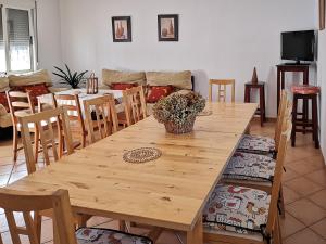 厄尔-汝姆披多Casa Rural Cerca de la Playa El Rompido的客厅配有一张木桌和椅子