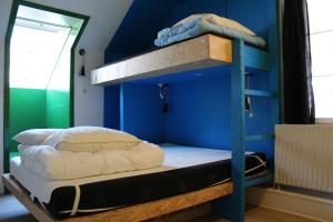 哥本哈根戈洛鲍尔哈根旅舍的蓝色墙壁的客房内的双层床