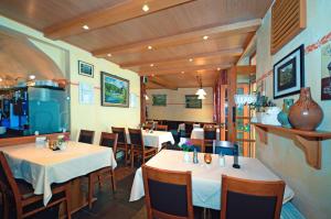 拜尔施泰因Hotel Gästehaus auf der Lay的餐厅内带2张桌子和椅子的用餐室