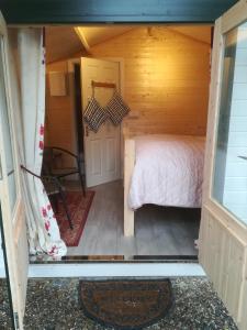 CarrigansDunmore Gardens Log Cabins的小木屋内的卧室,配有床