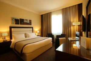 贝鲁特兰开斯特拉奥彻酒店的酒店客房设有床和窗户。