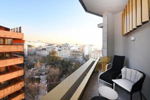 奥伦塞Barceló Ourense的客房设有大窗户,享有城市美景。