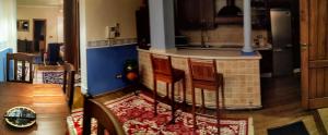 乌贝达-1-Igual que tu casa, garaje gratis, en el centro的客房设有带桌椅的厨房。