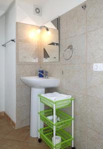Tursko格林俱乐部乡村民宿的一间带水槽和镜子的浴室