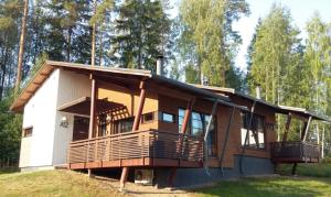伊马特拉Saimaa Style Spa Chalet的山丘上带环绕甲板的房子