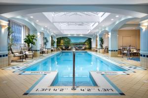 多伦多Fairmont Royal York Gold Experience的酒店大堂的大型游泳池
