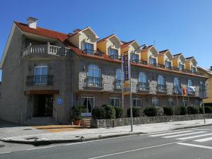 维拉加尔西亚·德·阿劳萨普拉亚孔波斯特拉酒店的街道边的大建筑
