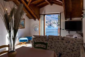 梅尔戈佐Stupenda Villa vista lago Mergozzo的带沙发、桌子和窗户的客厅