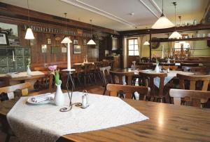 莫星宁丹蒙维特酒店的餐厅设有鲜花和桌椅