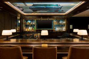 旧金山旧金山斯坦福庭院酒店的一间酒吧,位于酒店的房间,天花板上设有一条船
