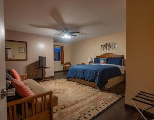 特罗皮克Bryce Trails Bed and Breakfast的一间卧室配有一张床和吊扇