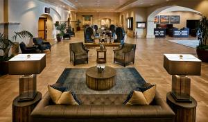 斯科茨The Scottsdale Plaza Resort & Villas的大堂配有沙发和桌椅