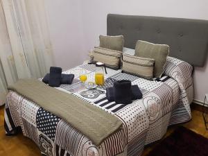 洛格罗尼奥Apartamento Manzanera的床上放着两杯橙汁