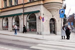 斯德哥尔摩城市背包客旅馆的一群人站在建筑物外
