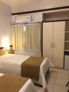 费拉迪圣安娜波塔达普林斯萨酒店的酒店客房设有两张床和一个衣柜。