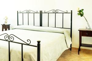 丰特博兰达I Leoncini的一间卧室配有一张黑色床和白色床罩