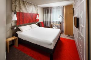格拉斯哥宜必思格拉斯哥市中心萨切霍街酒店的一间酒店客房,配有白色的床和红色地毯