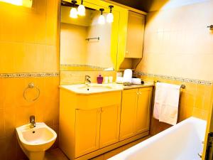 贝拉吉奥舒适贝拉吉欧酒店的浴室配有盥洗盆、卫生间和浴缸。