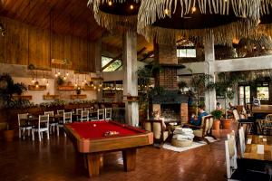 蒙泰韦尔德哥斯达黎加Selina Monteverde的台球室、台球桌和酒吧