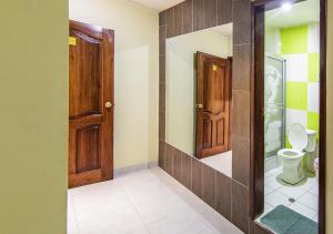 基多Hostal Oro Orense的一间带卫生间和木门的浴室