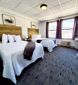 伊利Hotel Nevada & Gambling Hall的酒店客房带两张床和两个窗户