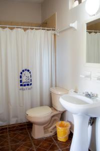 巴亚尔塔港Hotel Hacienda Vallarta - Playa Las Glorias的一间带卫生间和水槽的浴室
