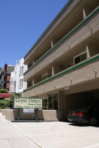 洛杉矶维斯特伍德皇宫酒店 的车库前有标志的建筑
