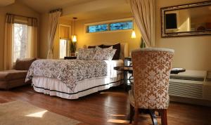 The Grand Treehouse Resort客房内的一张或多张床位