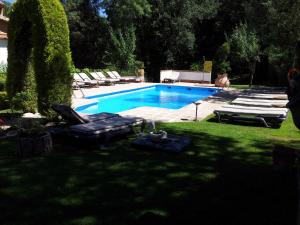 阿罗约弗里奥德拉谢拉圣玛丽亚修道院乡村酒店的庭院内带躺椅和躺椅的游泳池