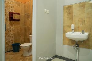 日惹M Stay Guest House Jogja的一间带水槽和卫生间的浴室