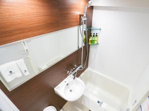 HOTEL LiVEMAX Sapporo Susukino的一间浴室