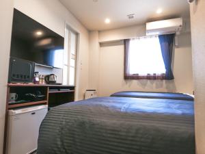 HOTEL LiVEMAX Tokyo Ayase-Ekimae客房内的一张或多张床位